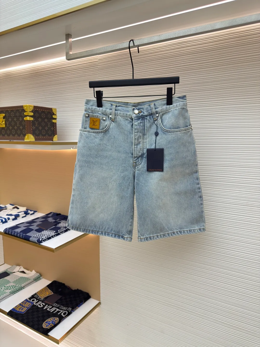 LOUIS VUITTON logo denim shorts ●Authentic product: Purchased and developed by 9350 ●Item number: 1680034-A65 ●Fabric: denim fabric ●Technology: washed production ●Version: fitted version ●Weight: about 540 grams ●Size: 30-32-34-36 ●Description: The fabric is made of 7s*7s twill cotton denim, the weft is made of compact siro-spun raw cotton yarn, and the ready-to-wear is made of fried sand and washed water. , sea salt and sea sand potassium permanganate additives are added to the tank, the flower pattern of the later washing cover is nostalgic color, matching the ancient gold hanging chain on the back collar, and the mold is opened to customize the cylindrical I-shaped buckle made of pearl material to restore ZG quality. The leather tag is made of suede leather with high-temperature stamping of the logo, and the checkerboard leather tag on the back is also made of suede. The pocket embroidery is a needle embroidery process, with double stitching and embroidered logo. The overall wiring is straight and delicate, the fabric is comfortable and soft, and the color is consistent without color difference. It can be matched with the same style to create a fashionable look and control various occasions. Customized accessories, complete with three standards, same style for men and women!
